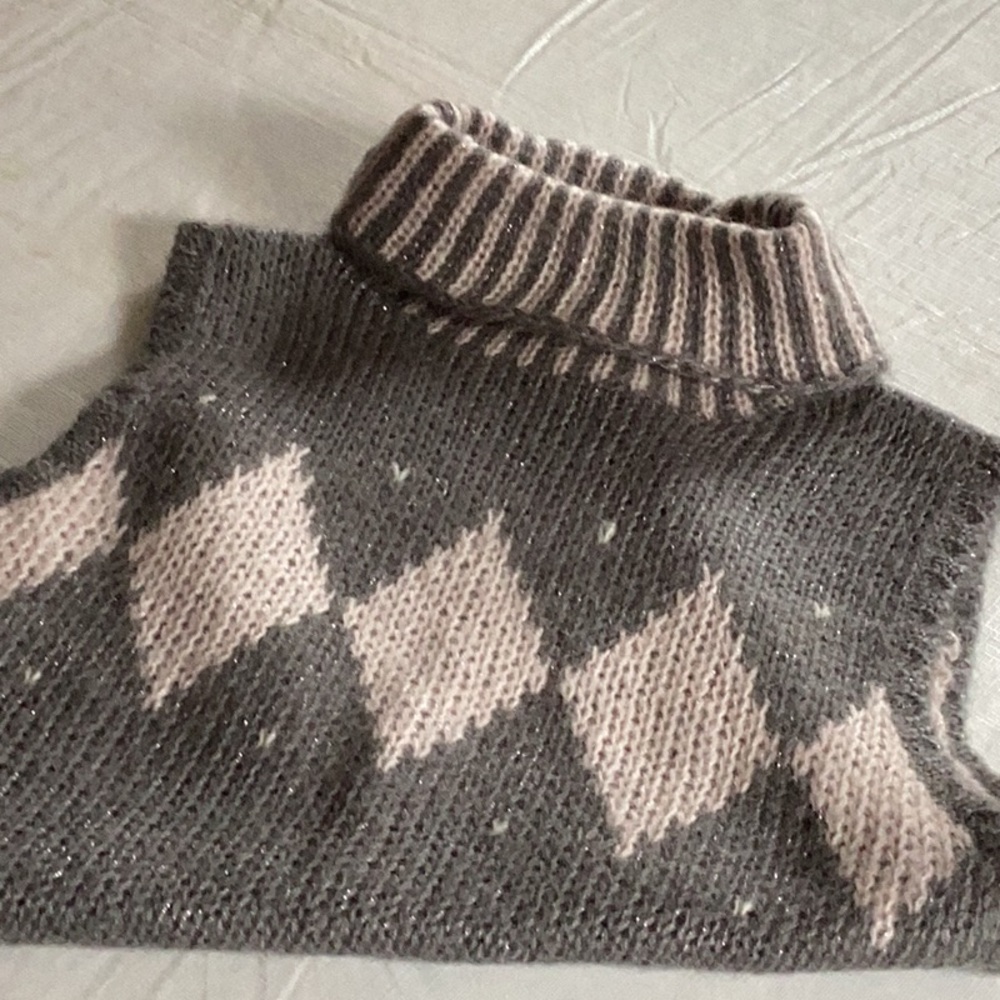 Very pretty sweater vest